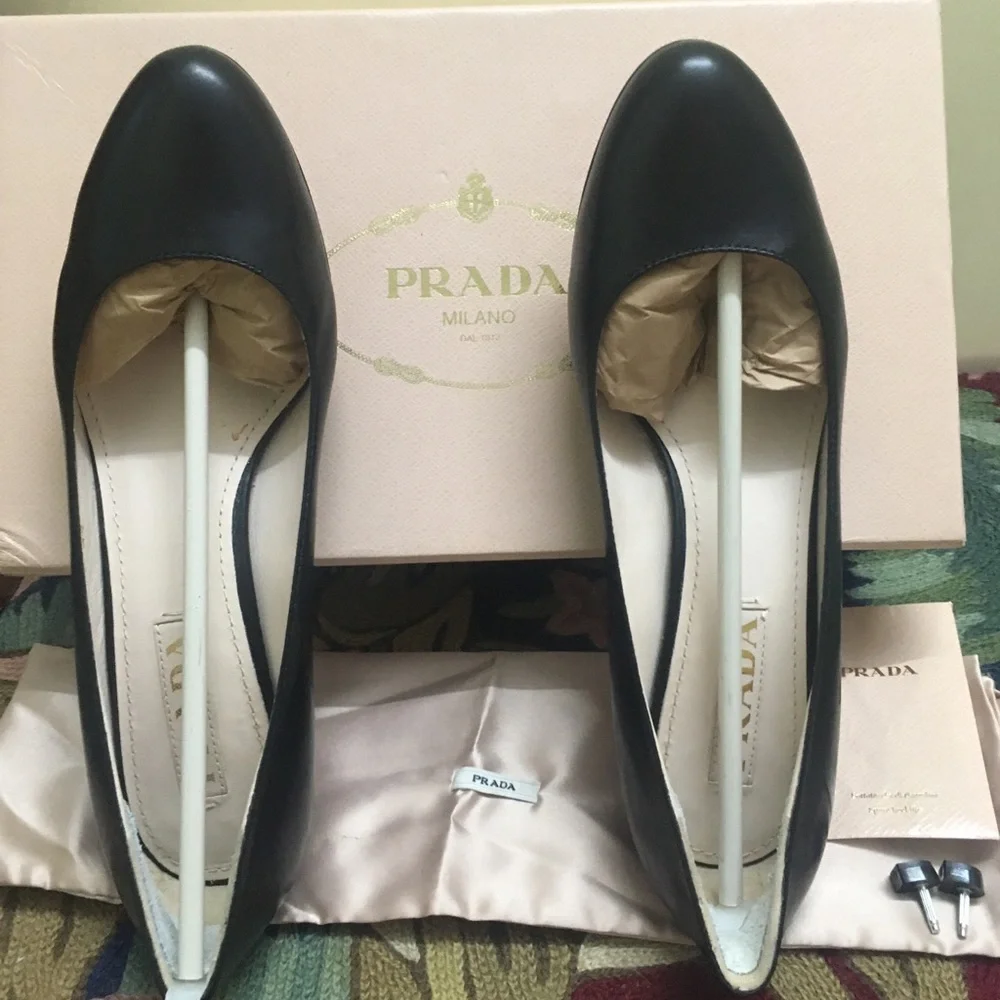 Authentic Prada Court Shoes/Pumps in black - Picture 1 of 11